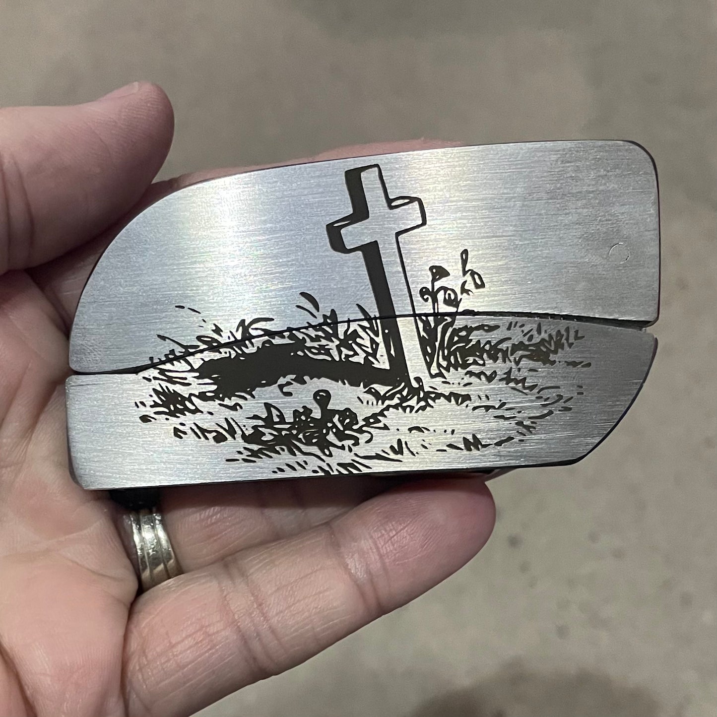 Belt Buckle Knife - Cross Meadow